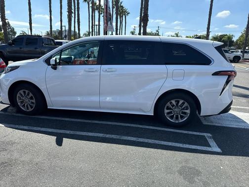 2022 Toyota Sienna LE