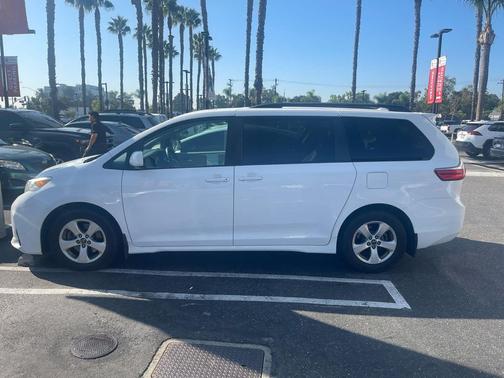 2020 Toyota Sienna LE