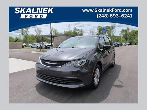 Granite Crystal Clearcoat Metallic 2017 Chrysler Pacifica TOURING