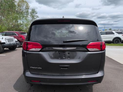 Granite Crystal Clearcoat Metallic 2017 Chrysler Pacifica TOURING