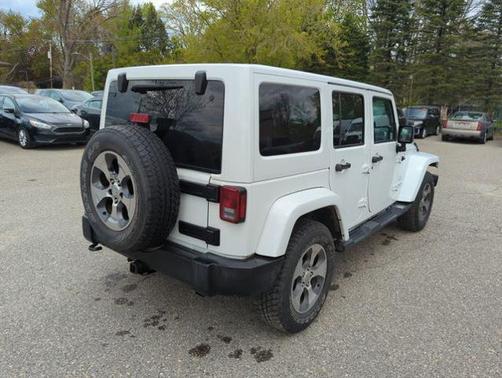 Bright White Clearcoat 2017 Jeep Wrangler Unlimited SAHARA