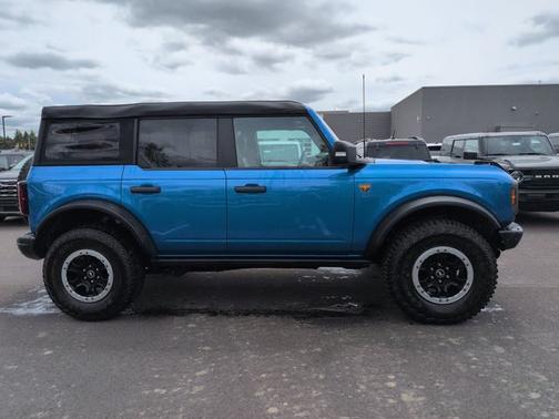 VELOCITY BLUE METALLIC 2023 Ford Bronco BADLANDS