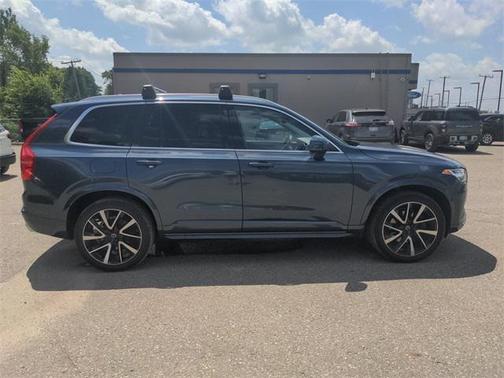 2021 Volvo XC90 T6 Momentum