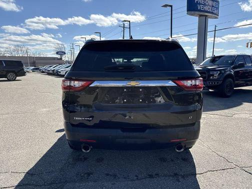 Mosaic Black Metallic 2021 Chevrolet Traverse LT