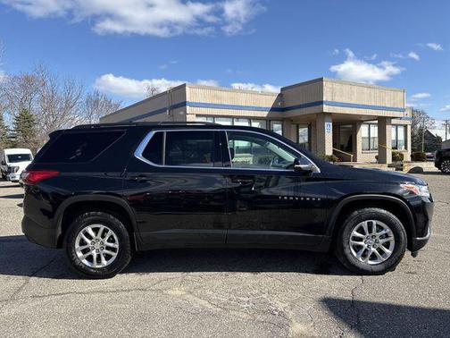 Mosaic Black Metallic 2021 Chevrolet Traverse LT