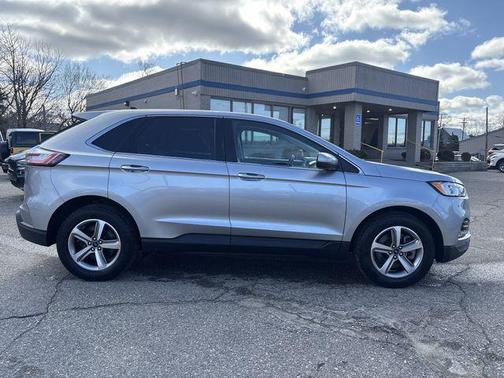 Iconic Silver Metallic 2022 Ford Edge SEL