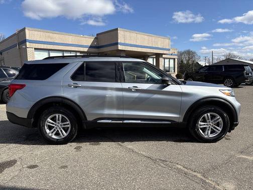 Iconic Silver Metallic 2024 Ford Explorer XLT