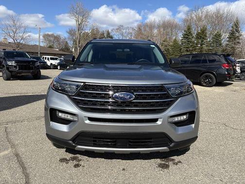 Iconic Silver Metallic 2024 Ford Explorer XLT