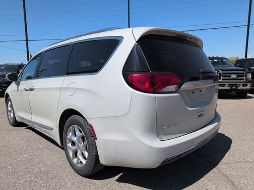 Luxury White Pearlcoat 2019 Chrysler Pacifica LIMITED