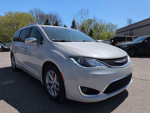 Luxury White Pearlcoat 2019 Chrysler Pacifica LIMITED