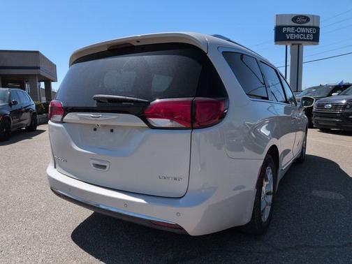 Luxury White Pearlcoat 2019 Chrysler Pacifica LIMITED