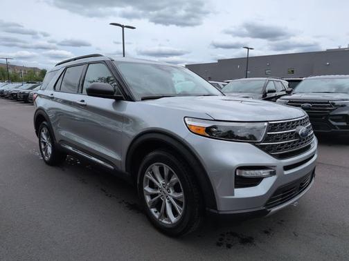 ICONIC SILVER METALLIC 2023 Ford Explorer XLT