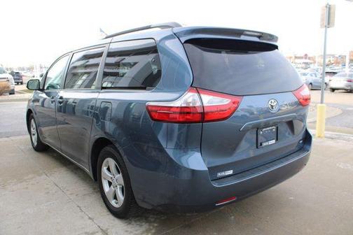 2017 Toyota Sienna LE