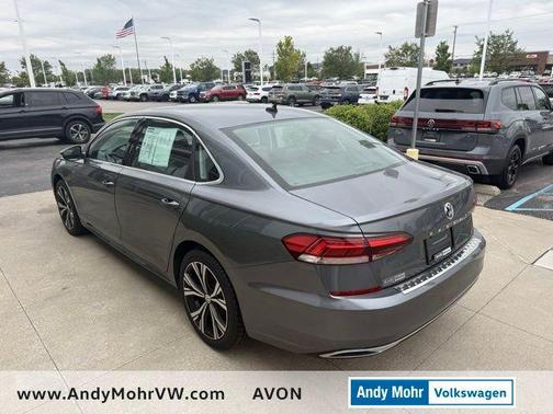 Platinum Gray Metallic 2022 Volkswagen Passat 2.0T SE