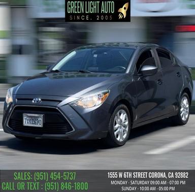 Graphite 2017 Toyota Yaris iA Base