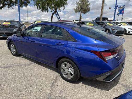 2024 Hyundai ELANTRA SE