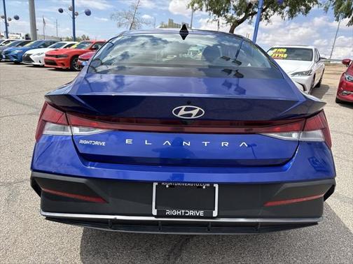 2024 Hyundai ELANTRA SE
