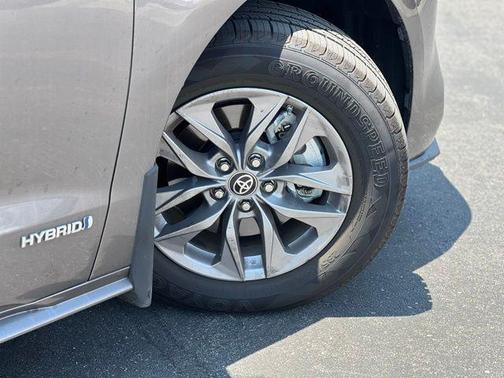 2021 Toyota Sienna XLE