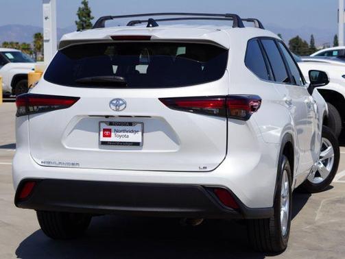 Wind Chill Pearl 2024 Toyota Highlander LE