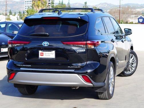 2023 Toyota Highlander Hybrid Platinum