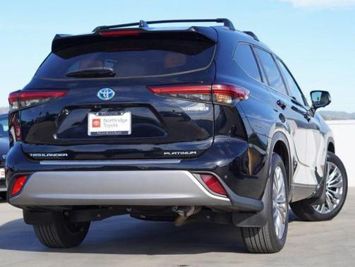 2023 Toyota Highlander Hybrid Platinum