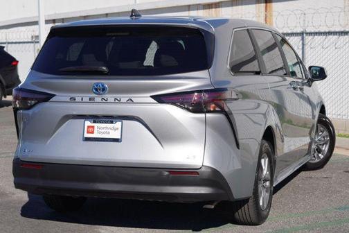 2025 Toyota Sienna LE