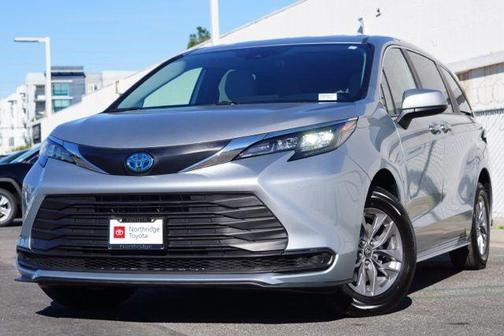 2025 Toyota Sienna LE