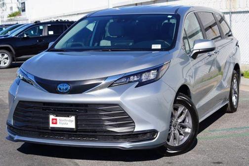 2025 Toyota Sienna LE