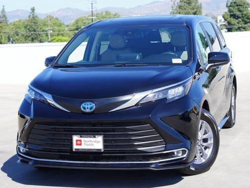 Midnight Black Metallic 2024 Toyota Sienna XLE