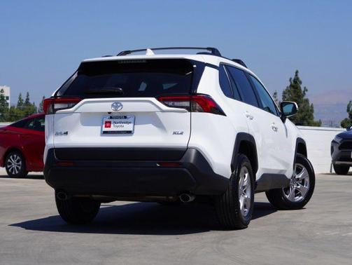 Ice Cap 2025 Toyota RAV4 XLE