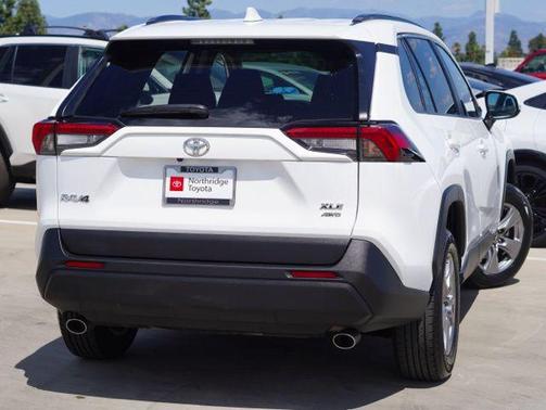 Ice Cap 2024 Toyota RAV4 XLE