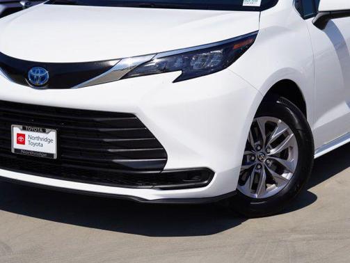 Ice Cap 2025 Toyota Sienna LE