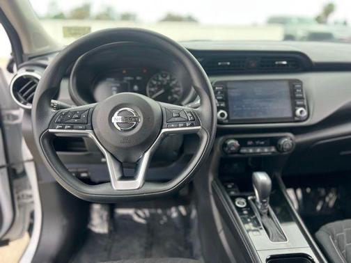 Aspen White/Super Black 2021 Nissan Kicks SV