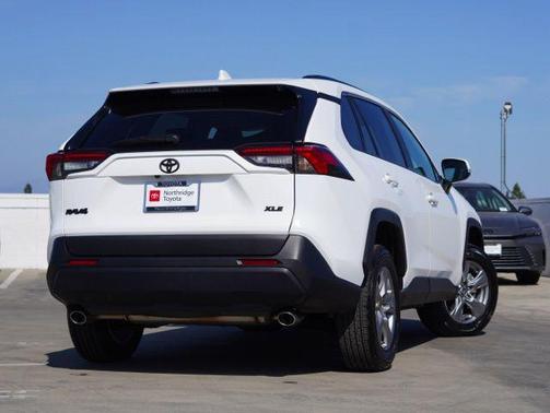Ice Cap 2024 Toyota RAV4 XLE