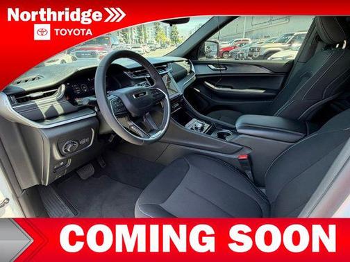Bright White Clearcoat 2024 Jeep Grand Cherokee Laredo