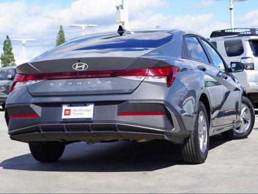 2025 Hyundai ELANTRA SE