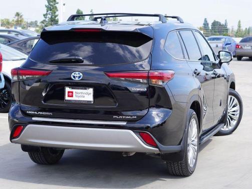 2023 Toyota Highlander Hybrid Platinum