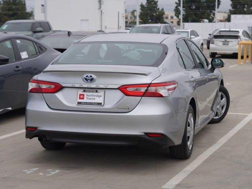 Celestial Silver Metallic 2018 Toyota Camry Hybrid LE