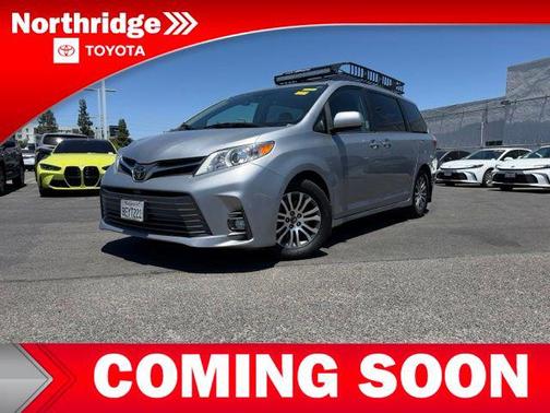 Silver Sky Metallic 2018 Toyota Sienna XLE