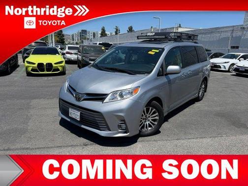 Silver Sky Metallic 2018 Toyota Sienna XLE