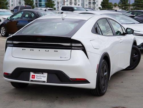 2025 Toyota Prius Plug-In Hybrid SE