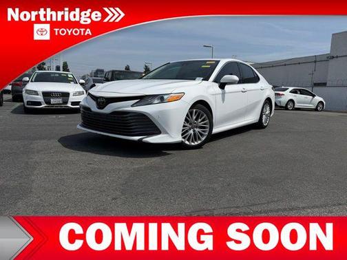 Super White 2018 Toyota Camry XLE