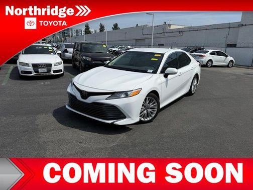 Super White 2018 Toyota Camry XLE
