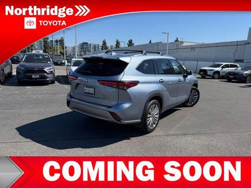 Moon Dust 2023 Toyota Highlander Hybrid Platinum