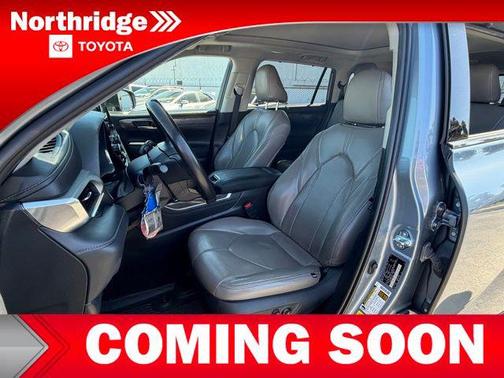Moon Dust 2023 Toyota Highlander Hybrid Platinum