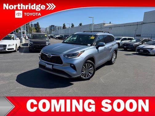 Moon Dust 2023 Toyota Highlander Hybrid Platinum