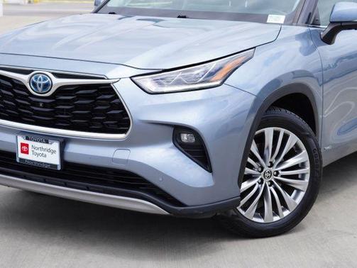 Moon Dust 2023 Toyota Highlander Hybrid Platinum