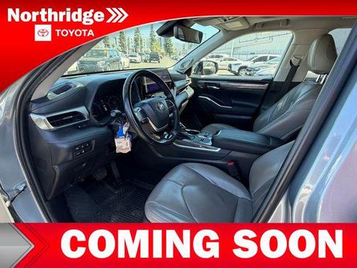 Moon Dust 2023 Toyota Highlander Hybrid Platinum