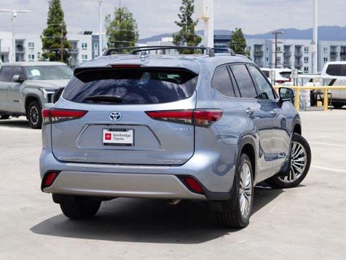 Moon Dust 2023 Toyota Highlander Hybrid Platinum