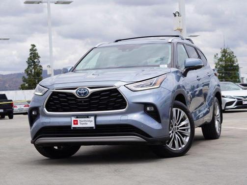 Moon Dust 2023 Toyota Highlander Hybrid Platinum